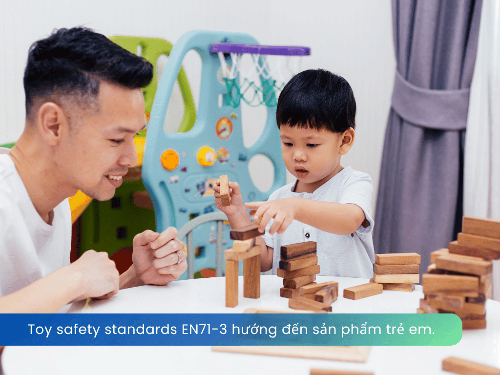 Trẻ em chơi đồ chơi bằng gỗ được hoàn thiện bằng lớp sơn phủ phù hợp với sản phẩm dành cho trẻ nhỏ.
